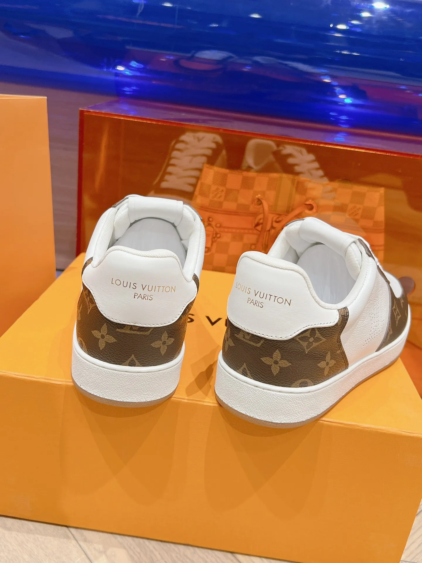 👟👟Ex-factory price 680👟👟 LV new white shoes men's letter series letter color matching pure cowhide 3D printed breathable holes men's casual business travel shoes👟full of comfort Size number: 39-45